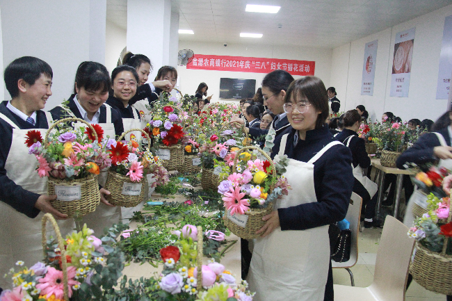 翁源农商银行开展2021年庆三八妇女节插花活动
