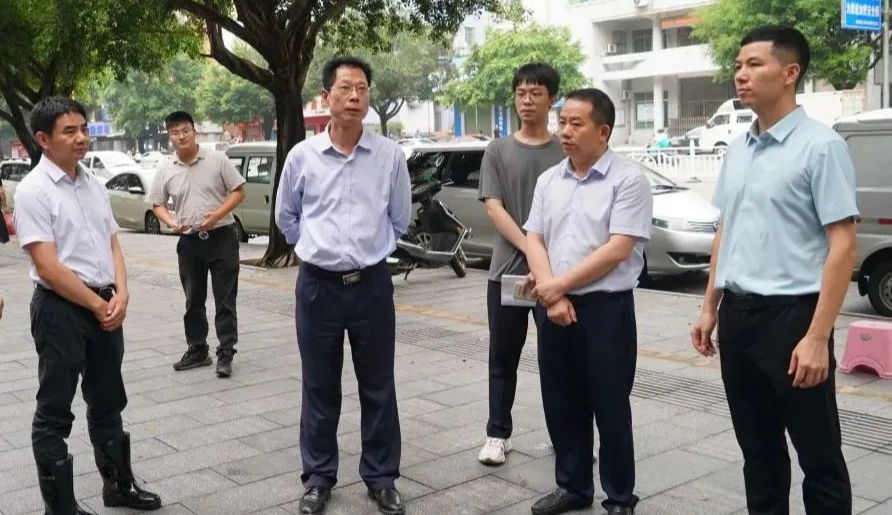 县委书记高忠看望慰问受灾群众并调研汛情相关工作