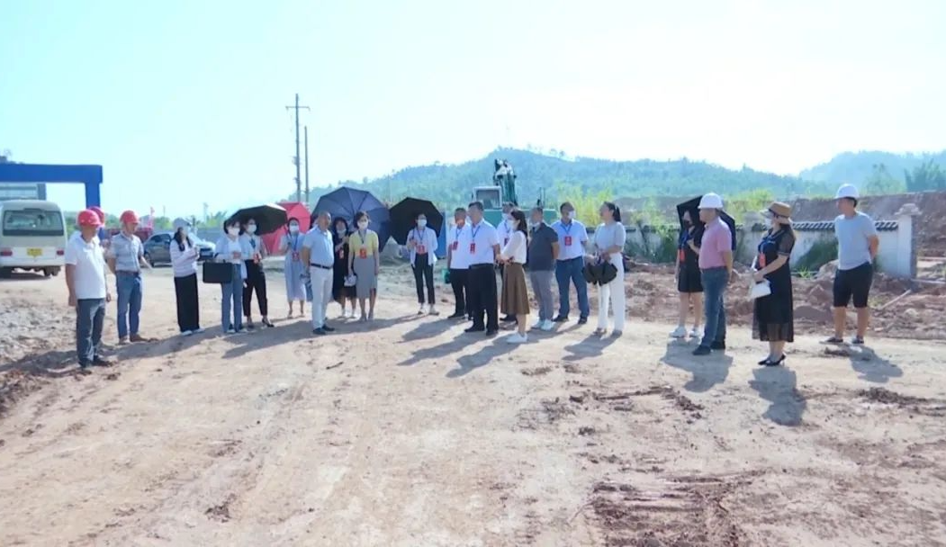 县政协副主席钟敏梅率队视察陈璘小学和龙仙镇第二幼儿园建设情况