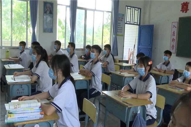 龙仙中学副校长 王素英