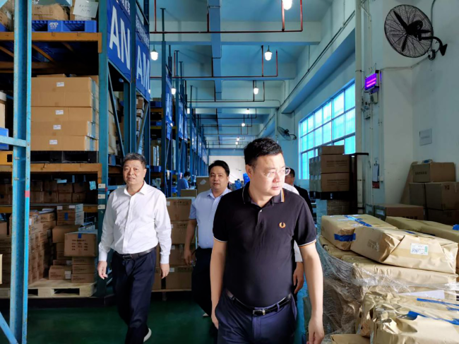 谭晓健一行参观企业生产车间