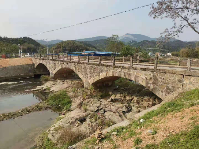 翁源县地方公路事务中心履行责任担当助力群众出行01.jpg