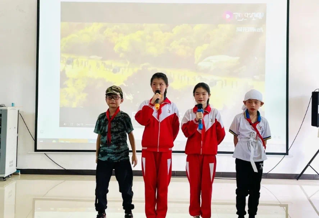 认真讲故事的同学们4.jpg