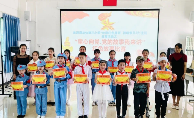 获奖的同学合影留念.jpg