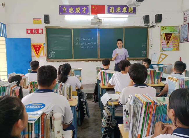 “党史故事我来讲”党员为学生讲党史.jpg