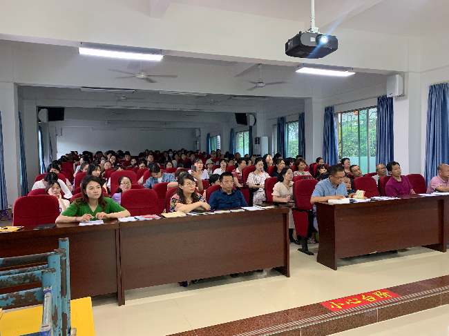 参加培训会的全体教职工.jpg