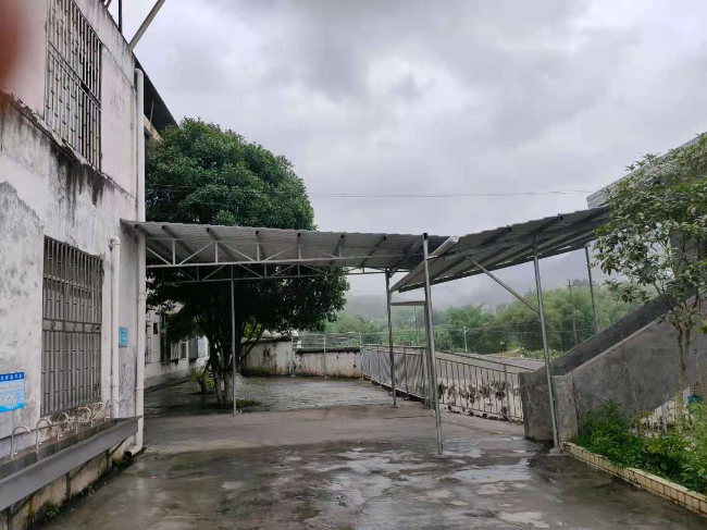 图3教学楼与学生厕所之间的雨棚.jpg