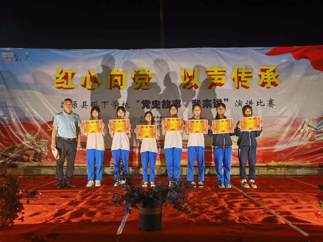 雷振帮校长为获奖同学颁奖.jpg