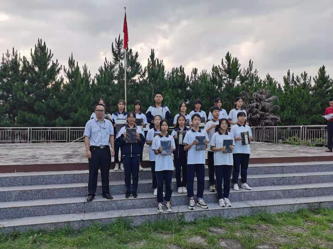 李小良为获奖学生颁奖.jpg
