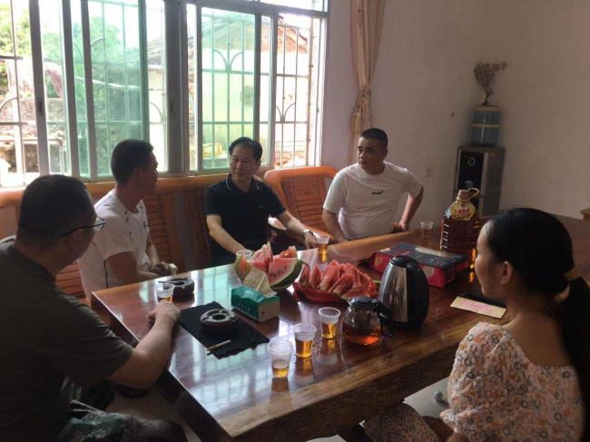 许会昌一行首先来到一等功臣胡卫平家中,详细询问他的家庭及生活情况.
