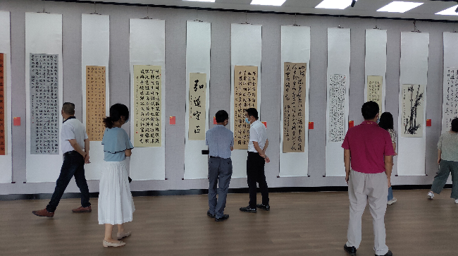 文广旅体局参观展览.jpg