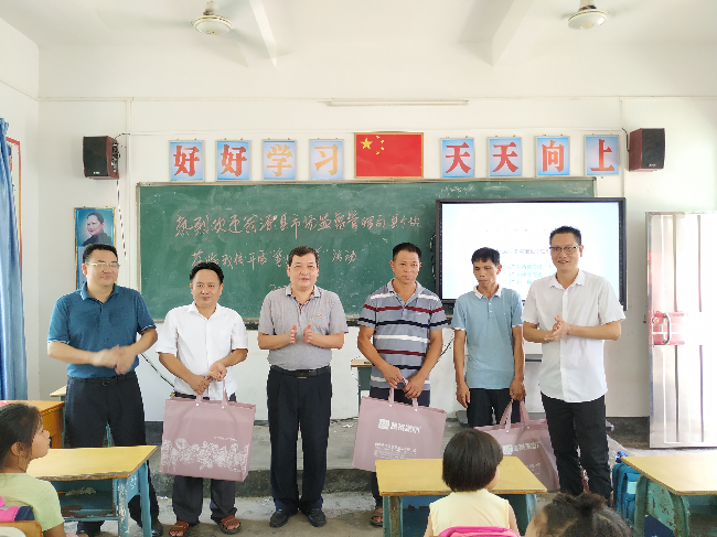 为学校教师送上节日慰问品.jpg