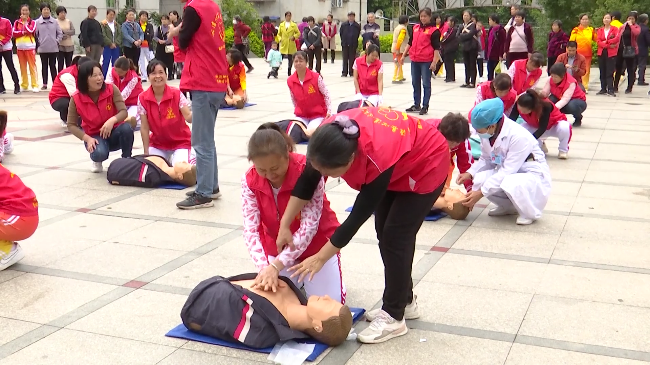 “关爱生命  救在身边”心肺复苏培训走进[00_01_24][20211119-091015].png