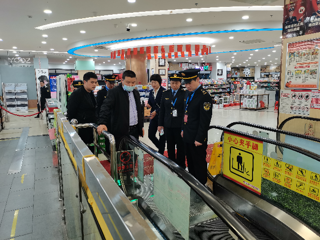 现场检查商场扶梯特种设备使用标志、警示标志张贴情况.jpg