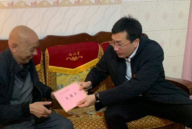 县委常委、副县长熊亮到官渡镇慰问困难职工、道德模范2.jpg