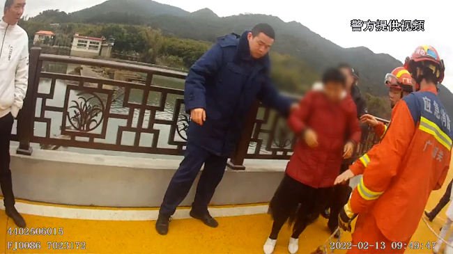 翁源一女子跳河轻生 民警紧急救援[00_02_40][20220217-162805].png