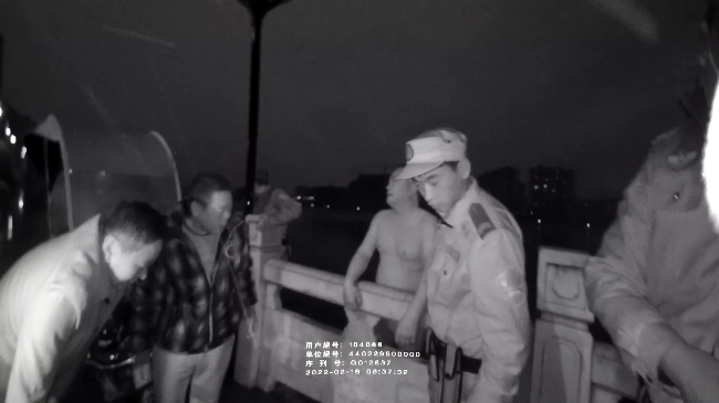 广东翁源：一女子清晨跳湖轻生 警民合力救[00_02_05][20220218-162308].png