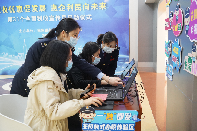 第31个全国税收宣传月启动仪式上，翁源县税务局设置非接触式办税体验区.jpg