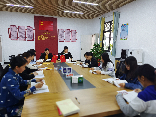 兰雅幼儿园党支部开展“深入学习贯彻《中国共产党章程》 坚决维护党章的权威性严肃性”主题党日活动.png