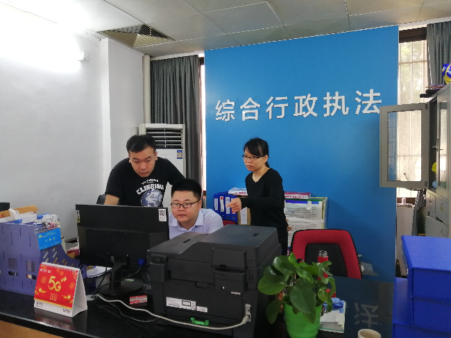 县委依法治县办到官渡镇现场指导使用执法信息平台.jpg