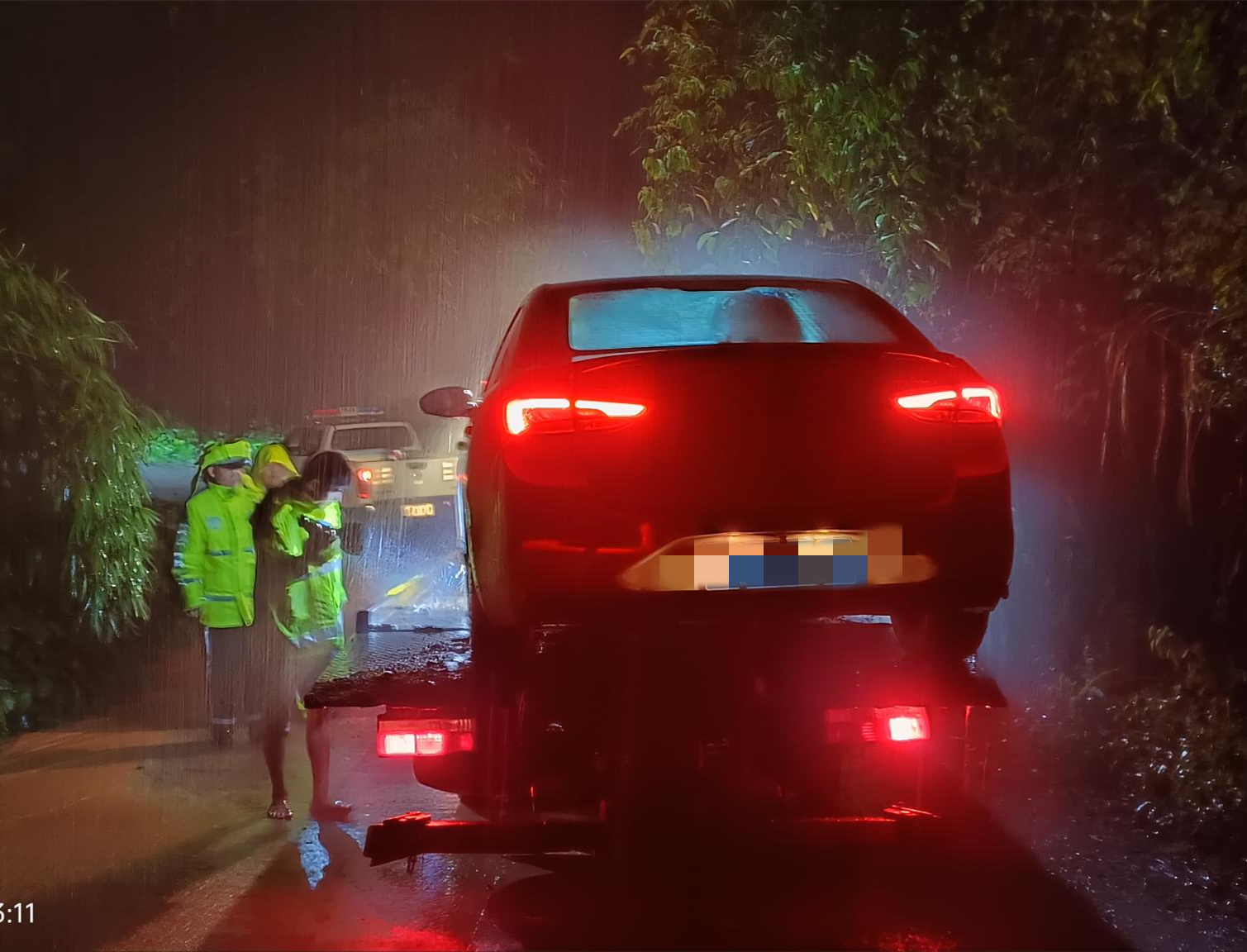 4、解救淤泥轿车3.jpg