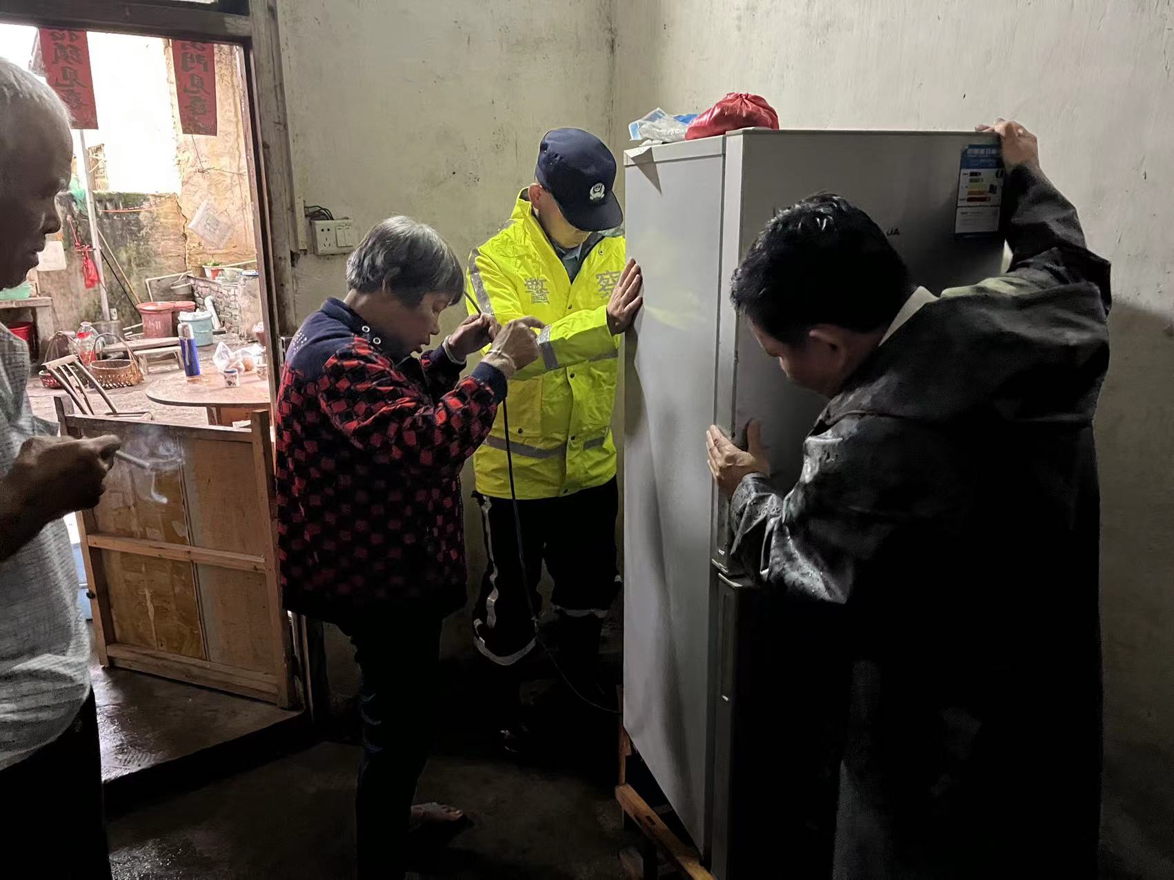 9、帮助群众搬理家具.jpg