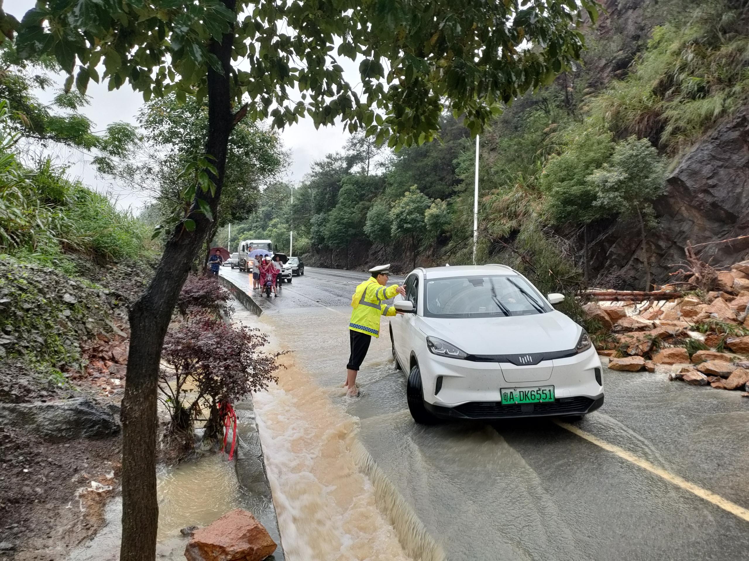 12、劝离泥石流路段汽车、行人.jpg