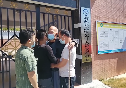 传递温暖，流浪33年男子终与家人团圆[00_02_52][20221020-165605].png