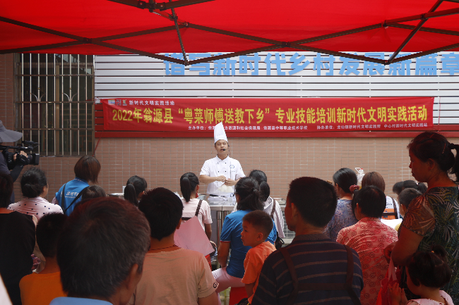 2022年7月10日，县人社局就业技能培训志愿服务大队到龙仙镇中心村开展粤菜师傅技能培训志愿服务活动 (1).JPG