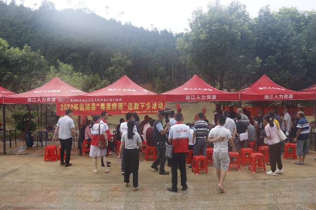 2022年7月7日，县人社局就业技能培训志愿服务大队到九曲水开展粤菜师傅送技下乡志愿服务活动.JPG
