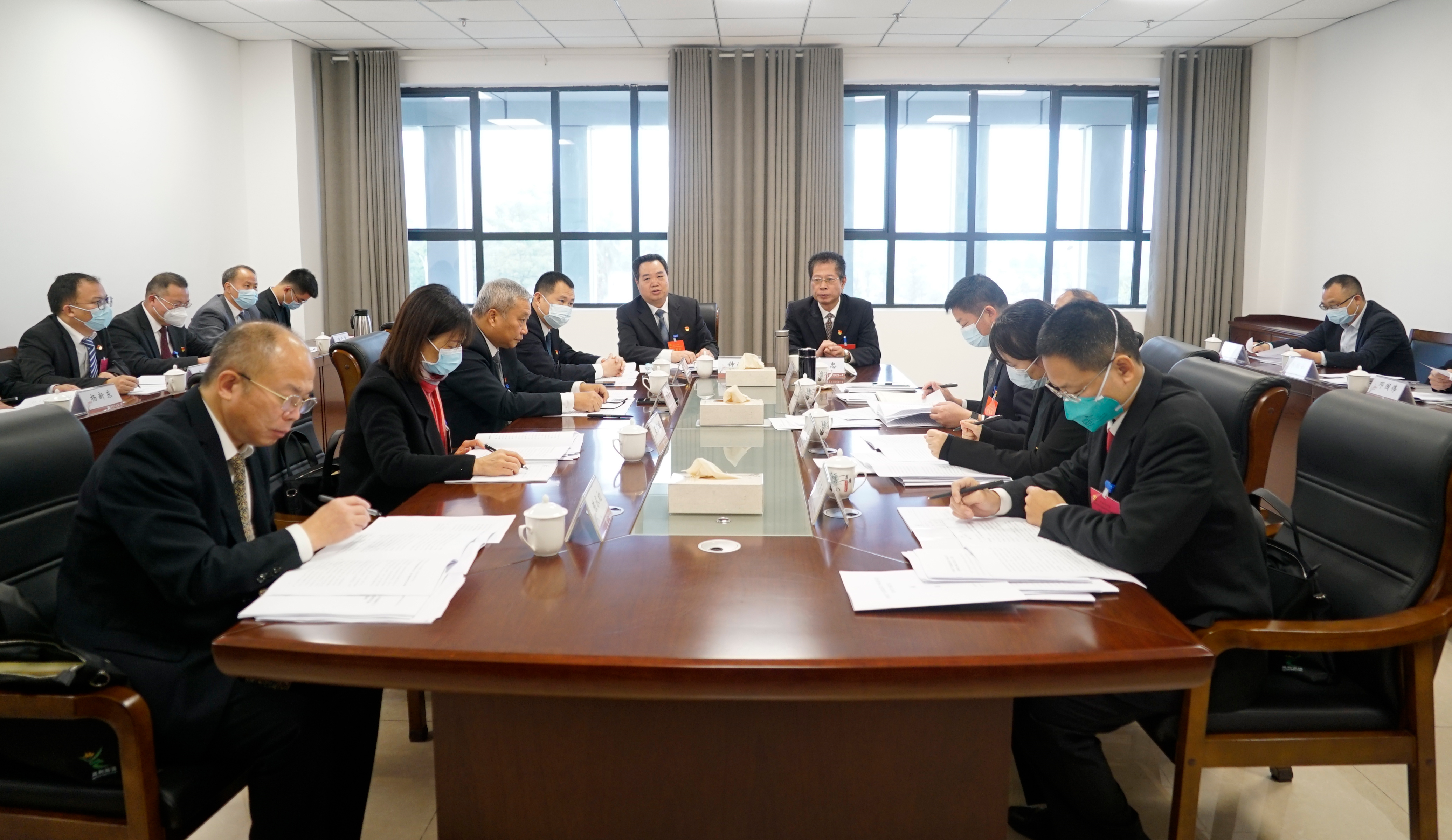 高忠参加县委十四届四次全会分组讨论