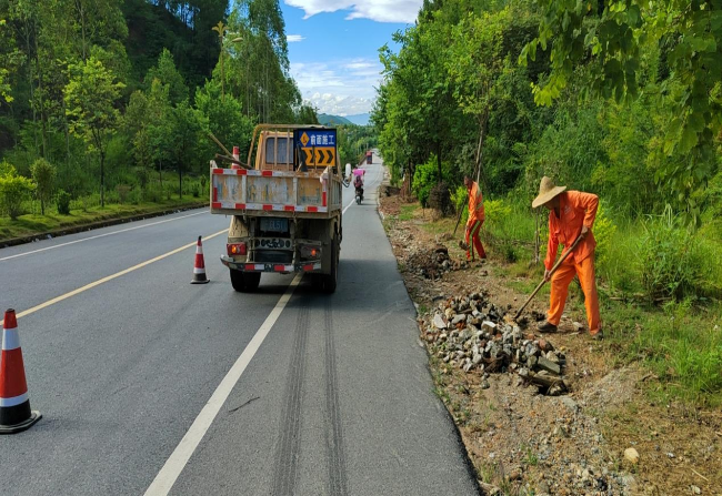 清理路边杂草，障碍物等.png