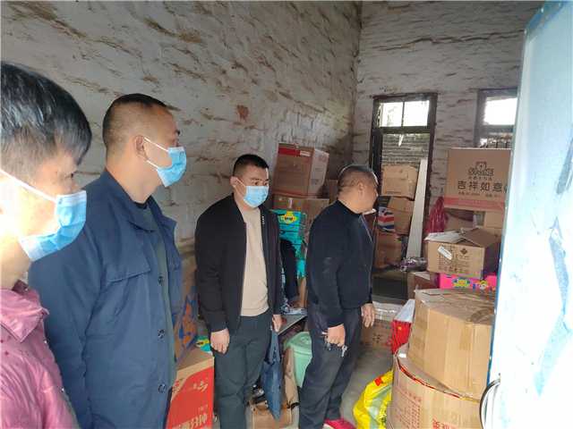 官渡镇开展烟花爆竹“打非”专项行动 筑牢安全防线.jpg