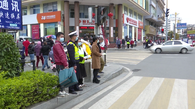 翁源县交警携手志愿者开展春运交通安全志愿[00_01_08][20230121-143251].png