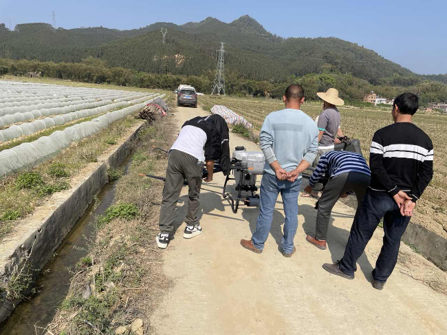 13翁源县农业机械管理局开展植保无人机推广暨飞行安全培训活动.png