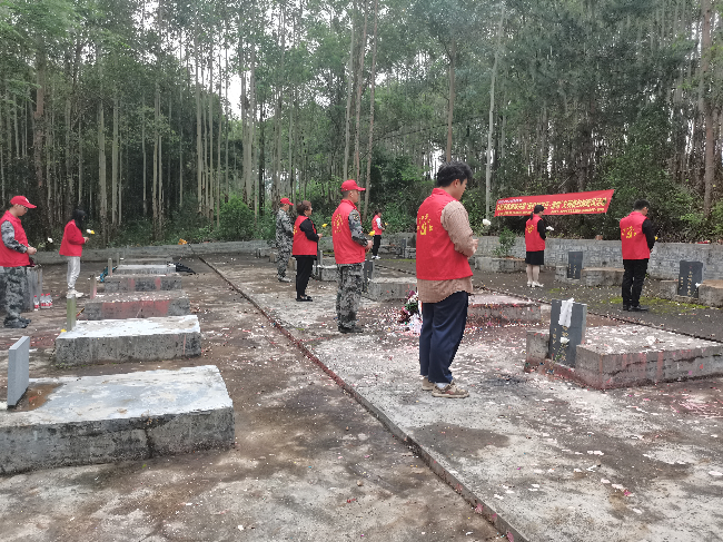 官渡镇：文明祭扫敬英烈 移风易俗树新风.jpg