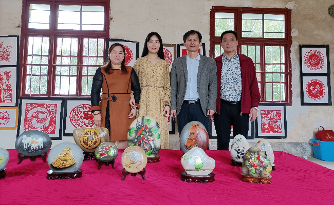 观展合影（左二为王诗媛）.jpg