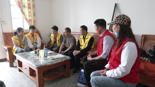 县总工会联合县心连心公益协会慰问困难职工[00_00_01][20230412-174245].png