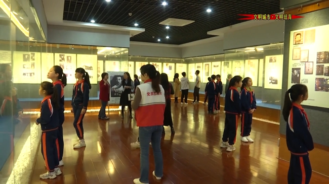 “鲁迅的读书生活”主题展览在县博物馆展出.mp4_20230417_175214.756.jpg