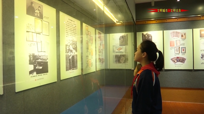 “鲁迅的读书生活”主题展览在县博物馆展出.mp4_20230417_175200.715.jpg