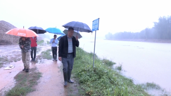 翁源县积极应对雨情 确保汛期安全.mp4_20230419_180313.564.jpg