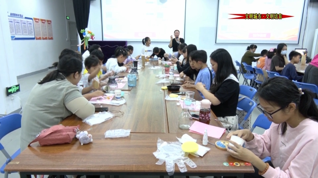 翁源县开展2023年全国家庭教育宣传周暨亲子手工制作活动.mp4_20230515_180358.607.jpg