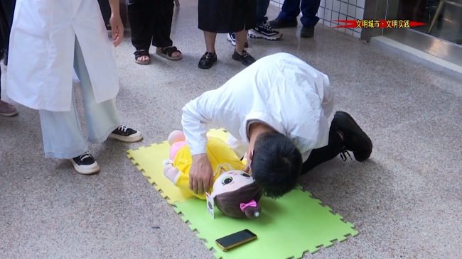 翁源县自救互救应急救护知识与技能培训进社区.mp4_20230516_182119.705.jpg