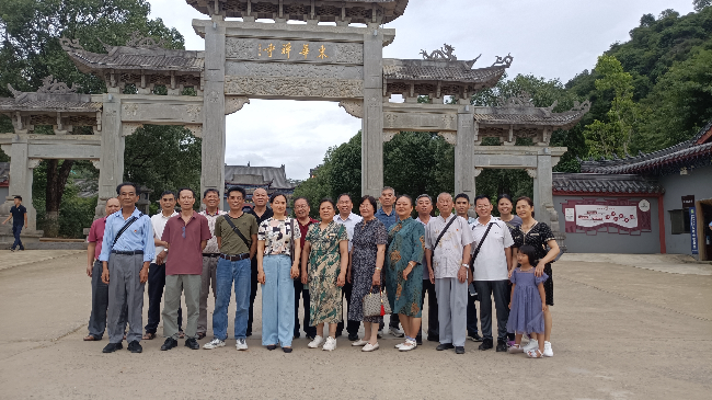参观东华寺1.jpg