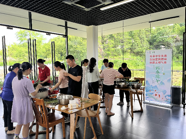县气象局开展“我们的节日&middot;端午”裹粽子活动现场.jpg