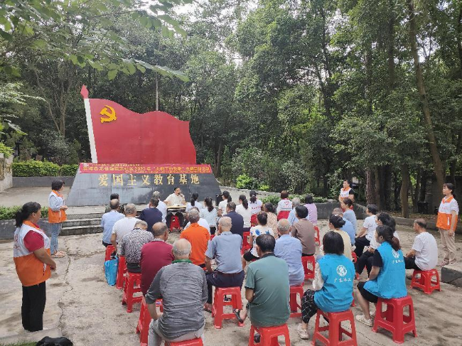 【基层党建】社区党员上党课，课堂就在大树下——龙仙镇城东社区大树下的党课开讲啦.png