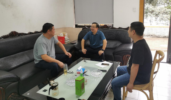 翁城镇党委书记陈德道与广东汇泉联骏化学工业有限公司洽谈富陂仓储项目合作事宜.png