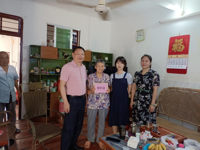 翁源县卫生健康工作委员会开展“七一”走访慰问困难老党员活动.png
