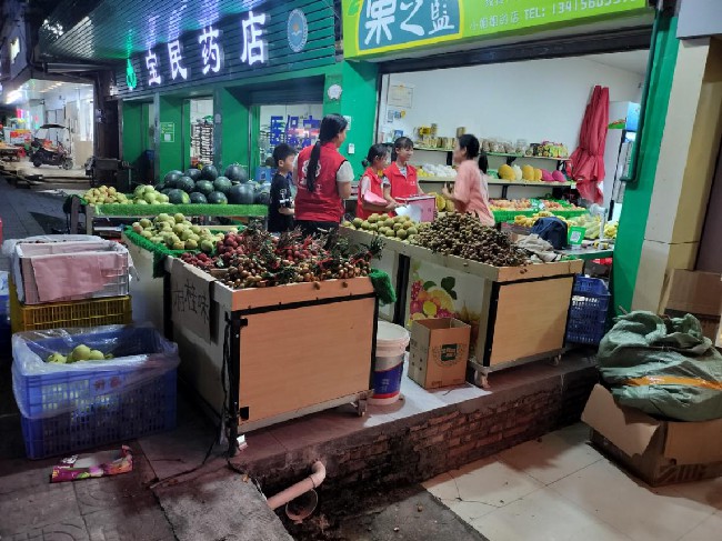 义卖募捐献爱心，助力翁城乡村振兴.jpg
