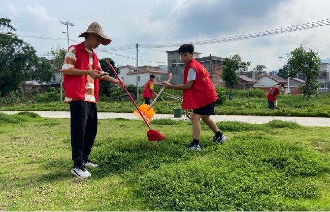 新江镇阳河村组织学生志愿者开展义务劳动.jpg
